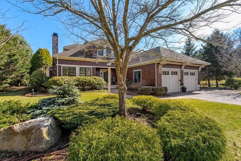 71 Clubhouse Dr, Hingham, MA 02043
