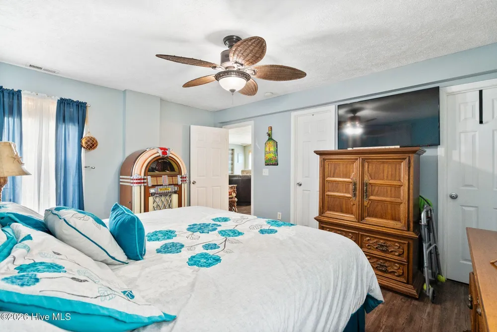 110 Palm Breeze Dr, Carolina Beach, NC 28428