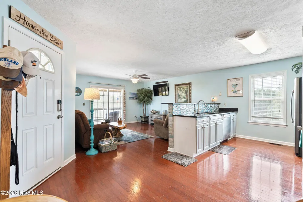 110 Palm Breeze Dr, Carolina Beach, NC 28428