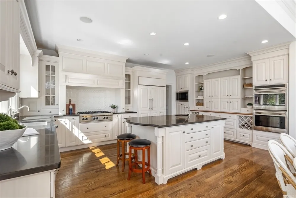 71 Clubhouse Dr, Hingham, MA 02043