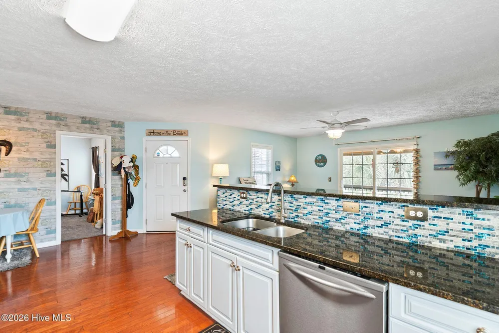 110 Palm Breeze Dr, Carolina Beach, NC 28428