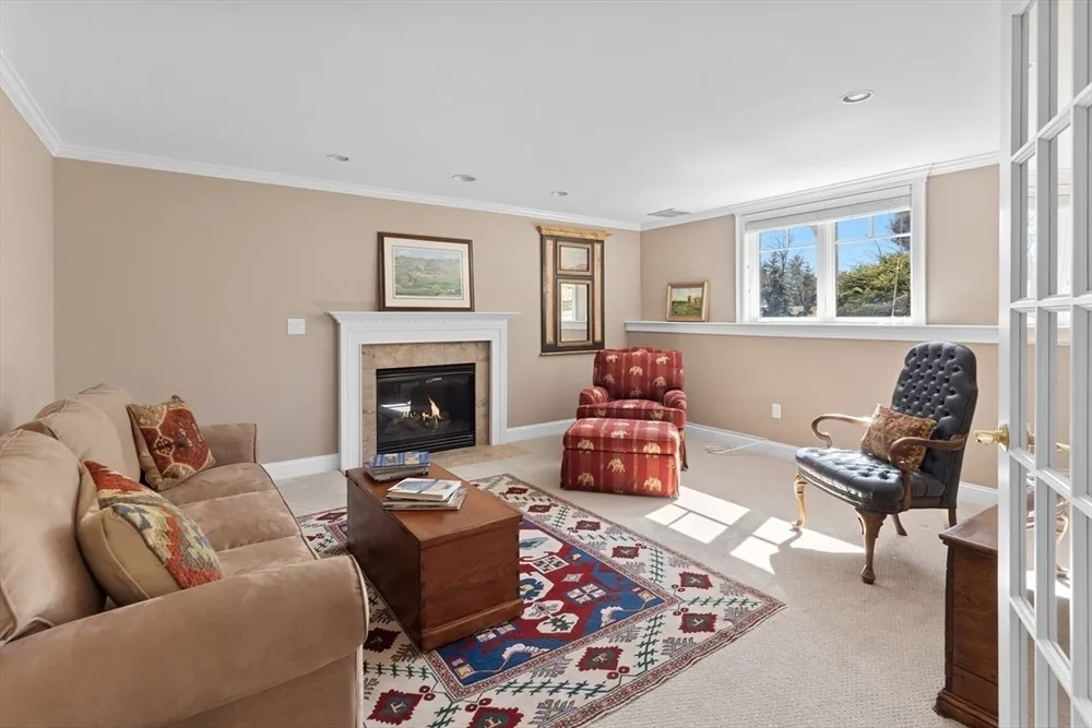 71 Clubhouse Dr, Hingham, MA 02043