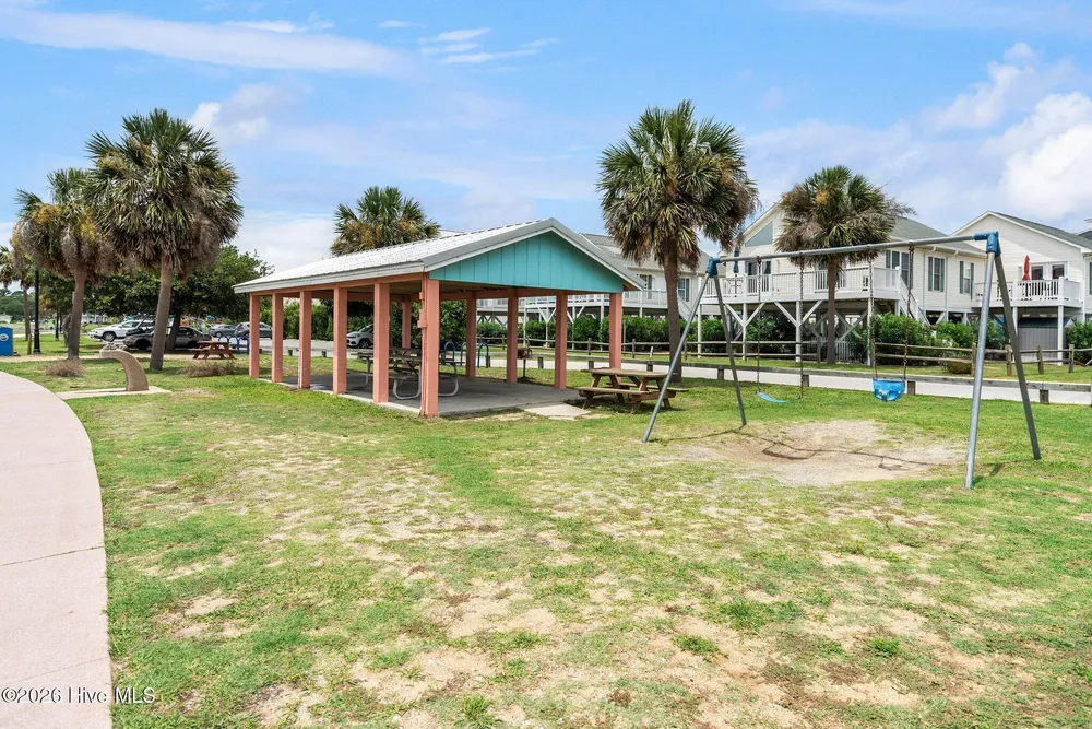 110 Palm Breeze Dr, Carolina Beach, NC 28428