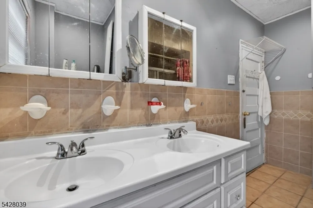 127 Lyons Ave, Newark, NJ 07112