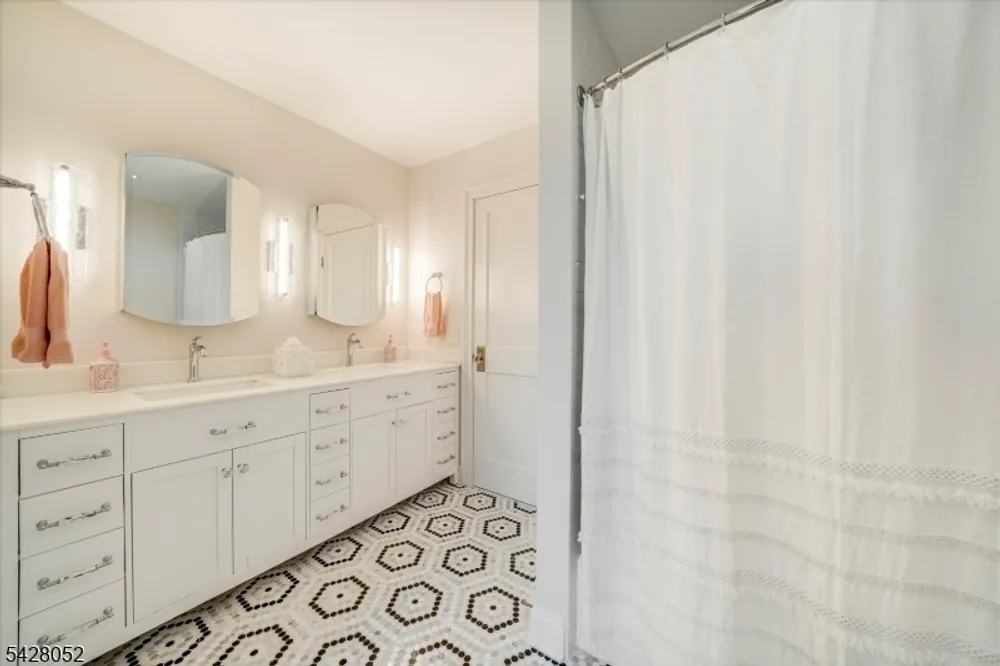 17 Spencer Dr, Morristown, NJ 07960