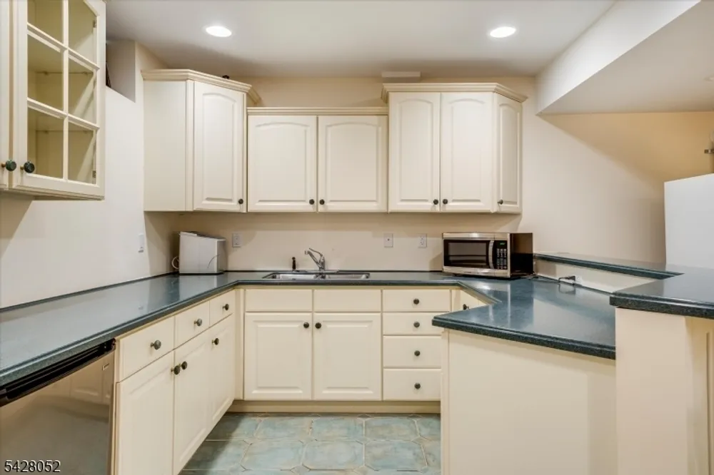 17 Spencer Dr, Morristown, NJ 07960