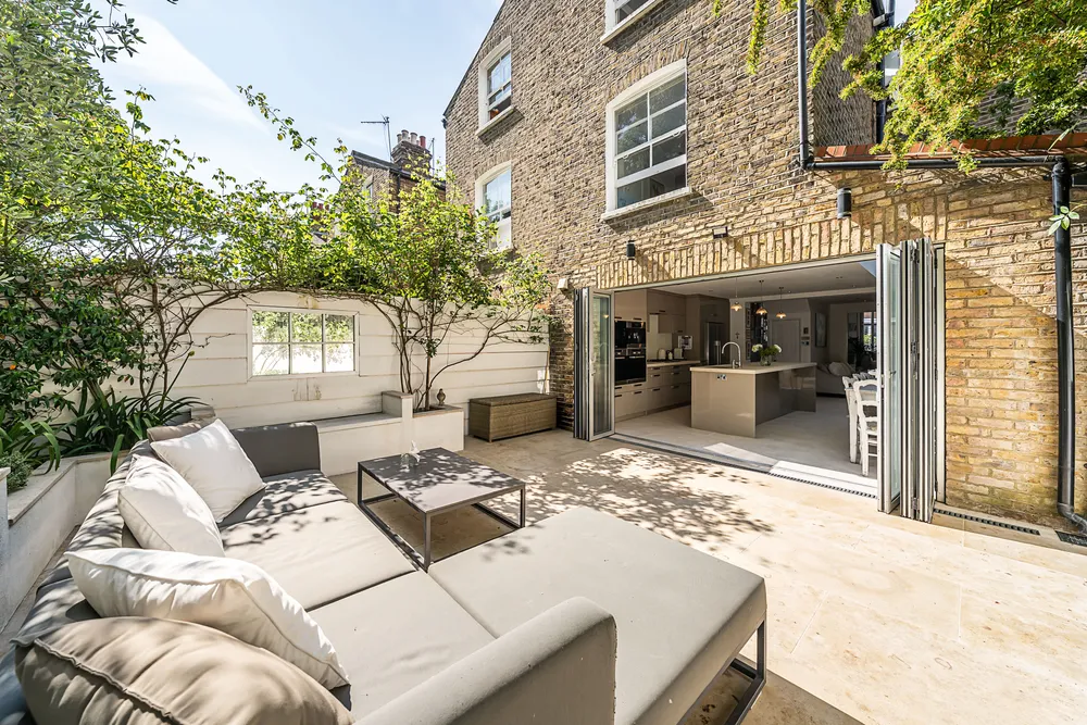 Narbonne Avenue, London, SW4