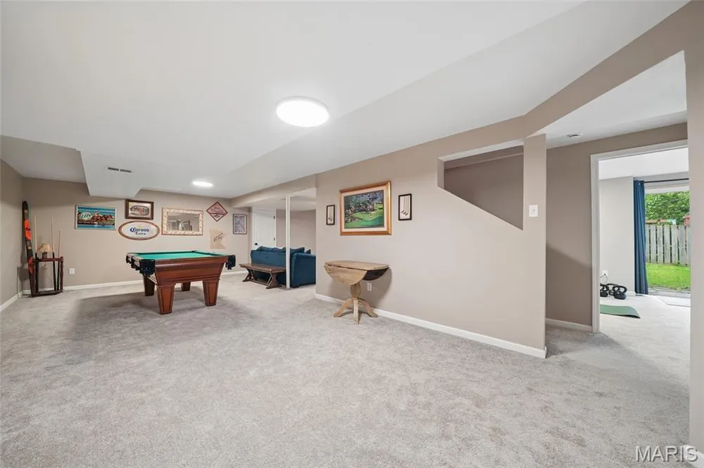 2750 Sherborn Ln, St Charles, MO 63301