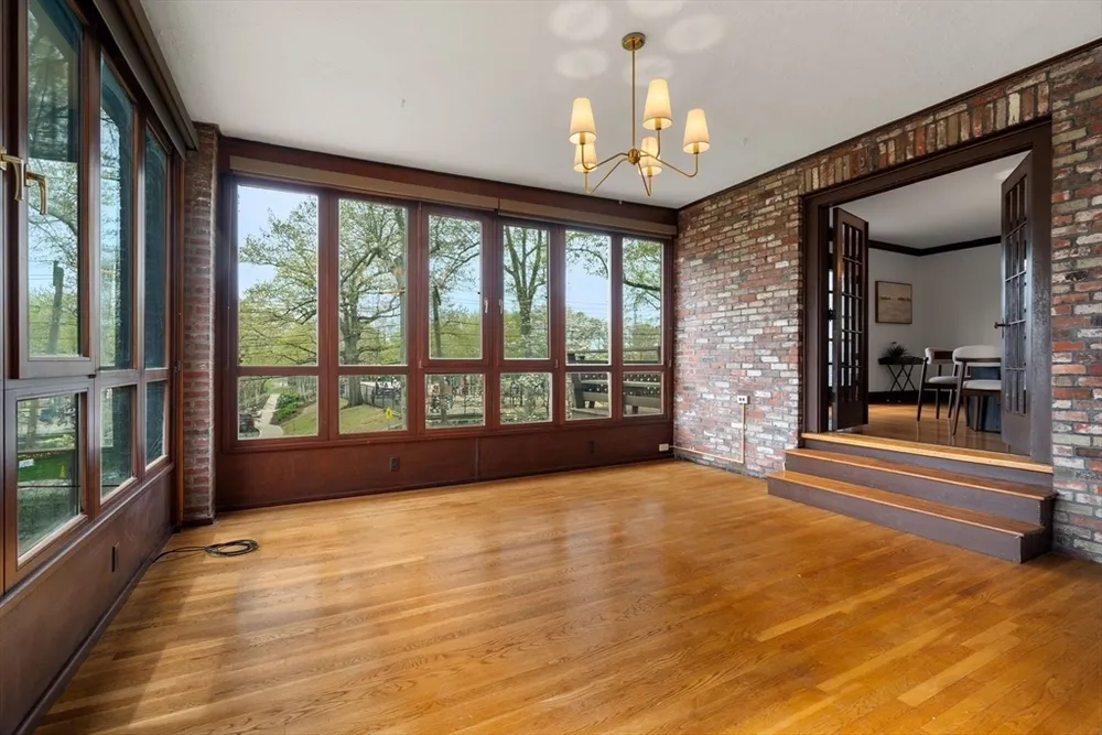 110 Wallis Rd, Brookline, MA 02467
