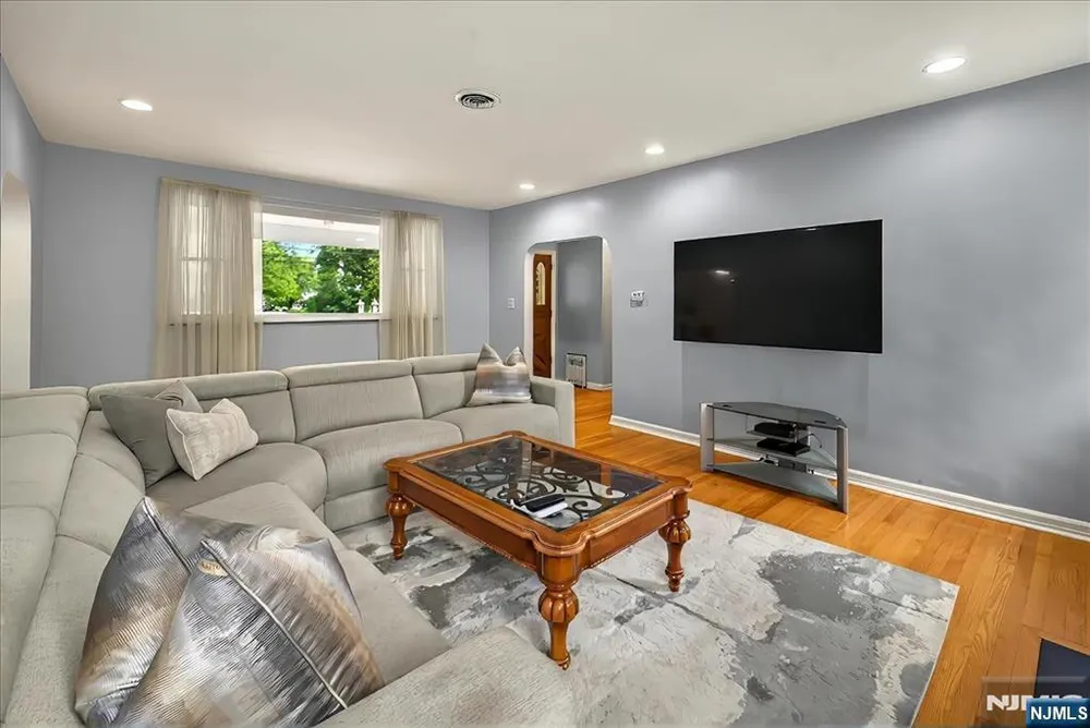 915 E Glen Ave, Bergen, Washington Township, NJ 07676