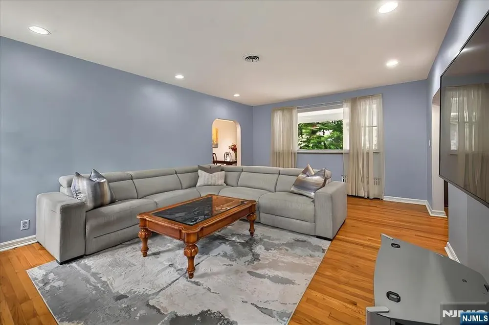 915 E Glen Ave, Bergen, Washington Township, NJ 07676