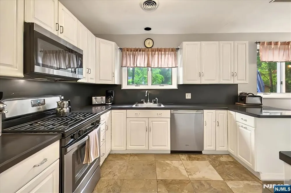 915 E Glen Ave, Bergen, Washington Township, NJ 07676