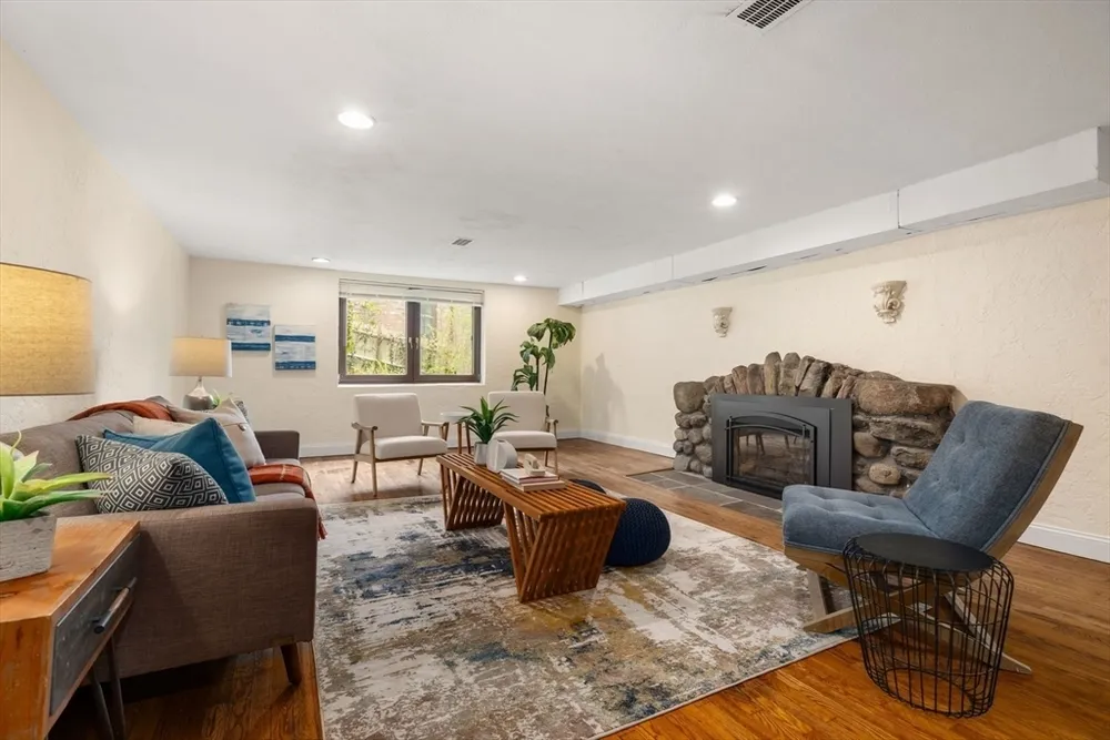 110 Wallis Rd, Brookline, MA 02467