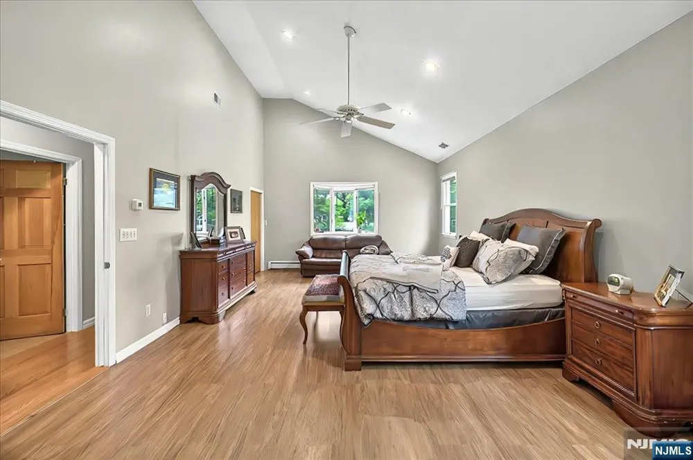 915 E Glen Ave, Bergen, Washington Township, NJ 07676
