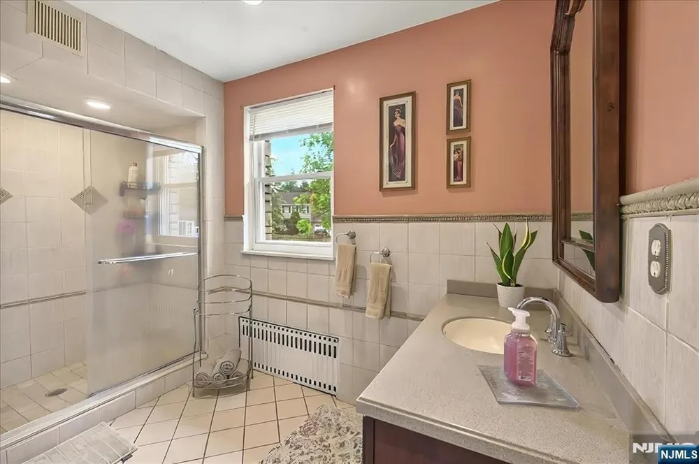 915 E Glen Ave, Bergen, Washington Township, NJ 07676