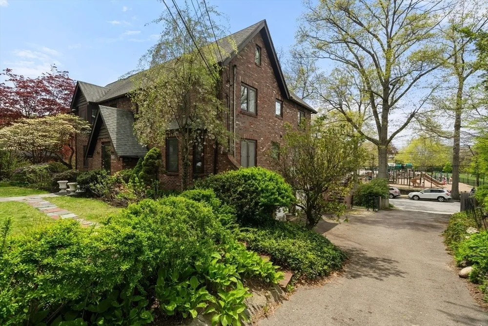 110 Wallis Rd, Brookline, MA 02467