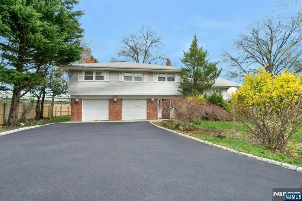 9 Hemlock Dr, Paramus, NJ 07652