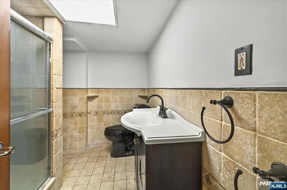 915 E Glen Ave, Bergen, Washington Township, NJ 07676