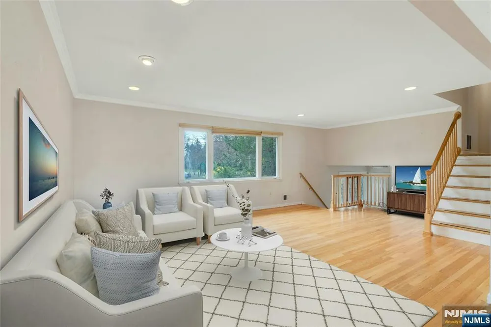 9 Hemlock Dr, Paramus, NJ 07652