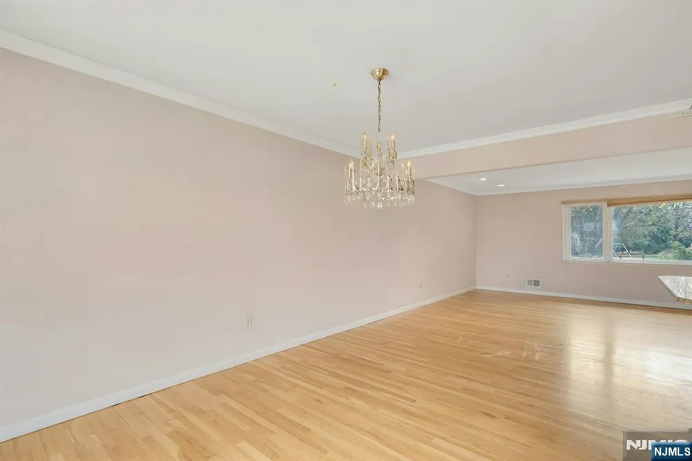 9 Hemlock Dr, Paramus, NJ 07652