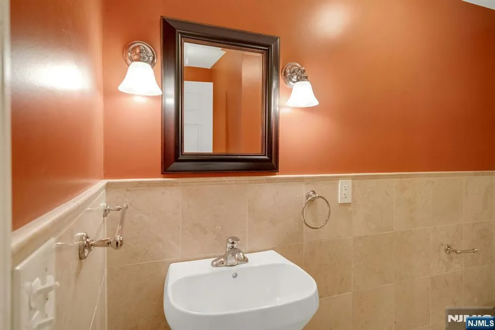 9 Hemlock Dr, Paramus, NJ 07652