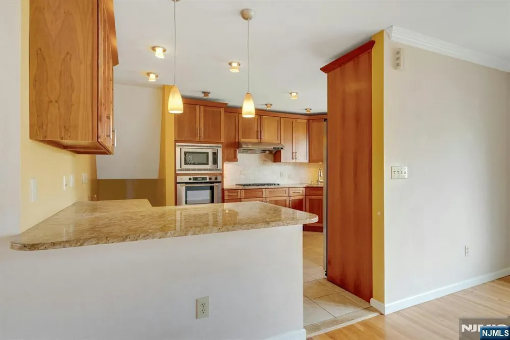 9 Hemlock Dr, Paramus, NJ 07652