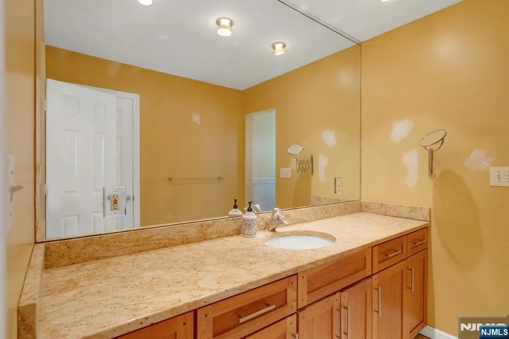 9 Hemlock Dr, Paramus, NJ 07652