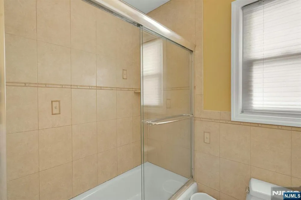 9 Hemlock Dr, Paramus, NJ 07652