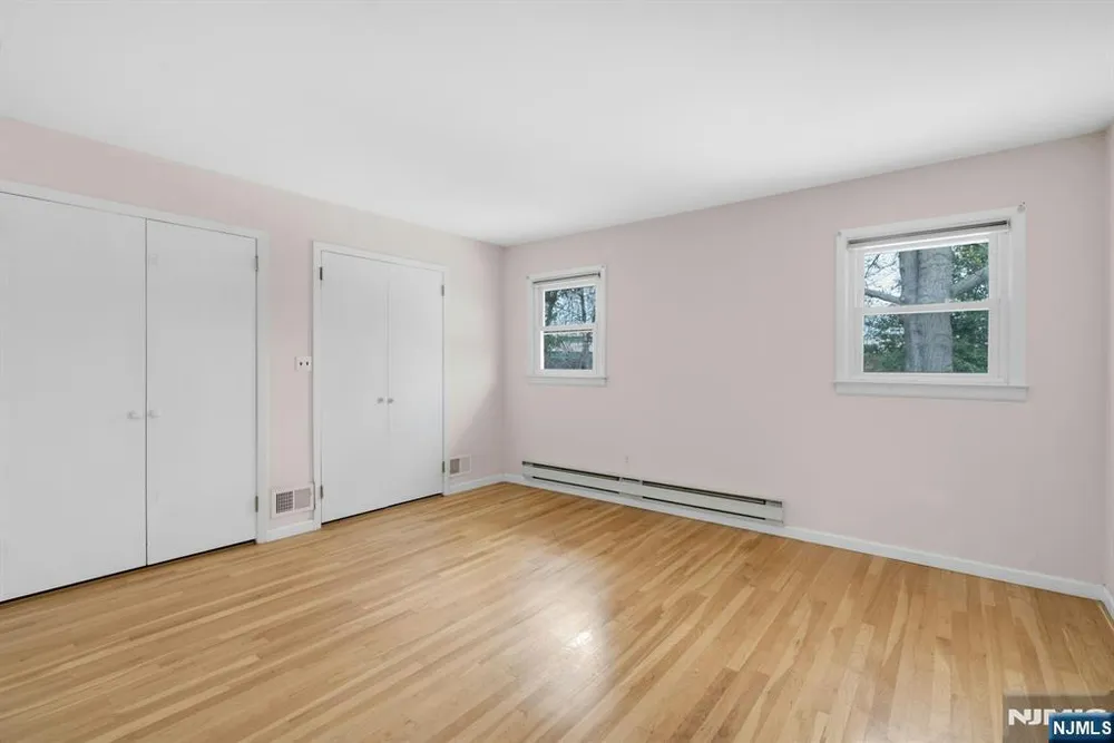 9 Hemlock Dr, Paramus, NJ 07652