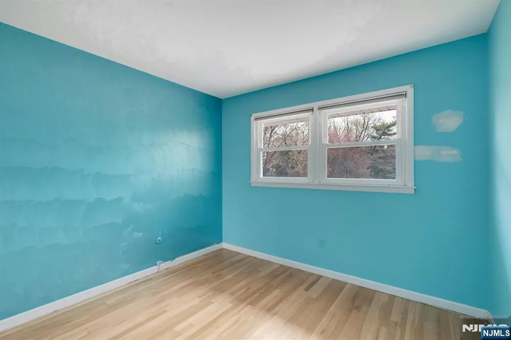 9 Hemlock Dr, Paramus, NJ 07652
