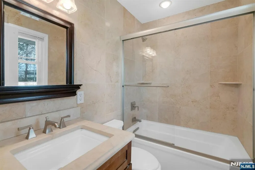 9 Hemlock Dr, Paramus, NJ 07652