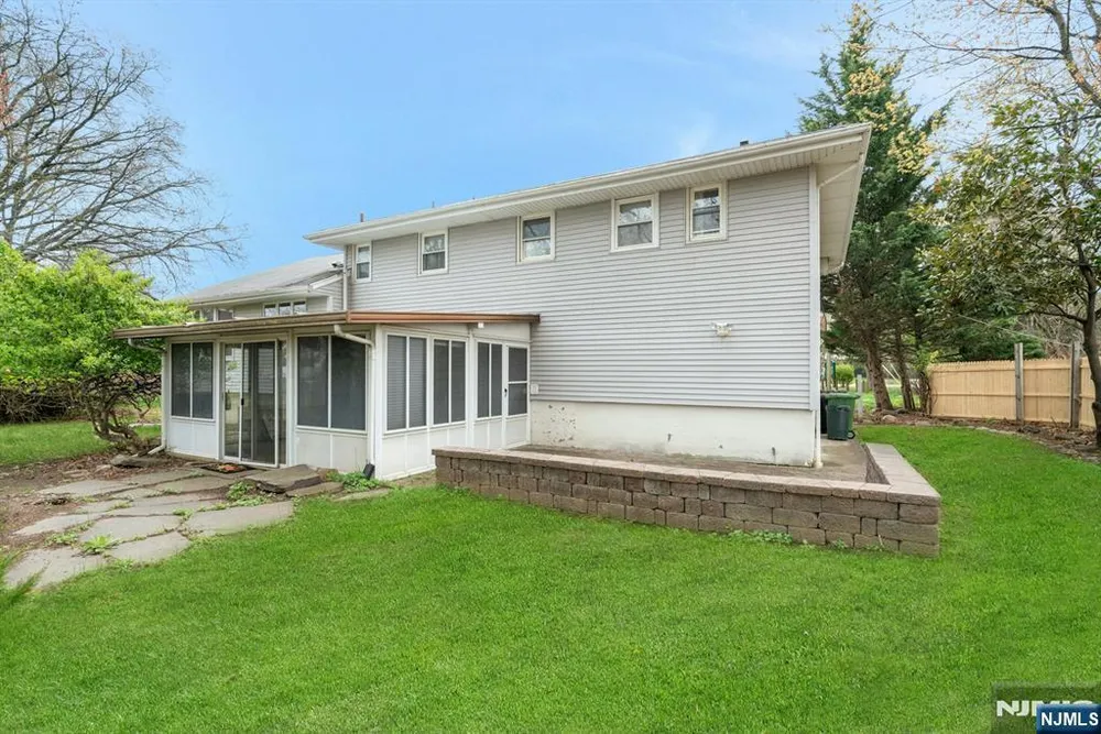 9 Hemlock Dr, Paramus, NJ 07652