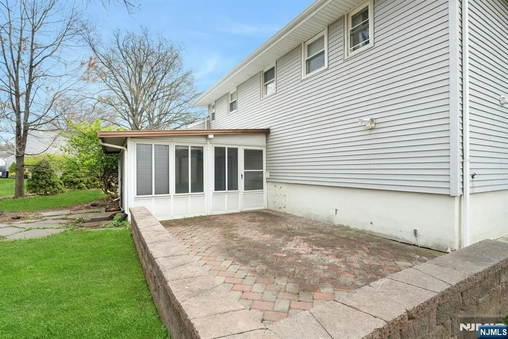 9 Hemlock Dr, Paramus, NJ 07652