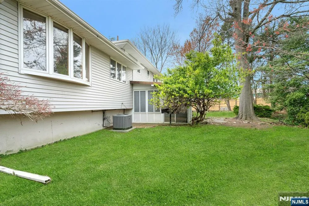 9 Hemlock Dr, Paramus, NJ 07652