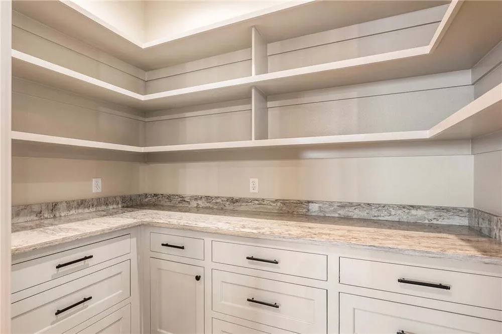 1033 NW A St, Bentonville, AR 72712