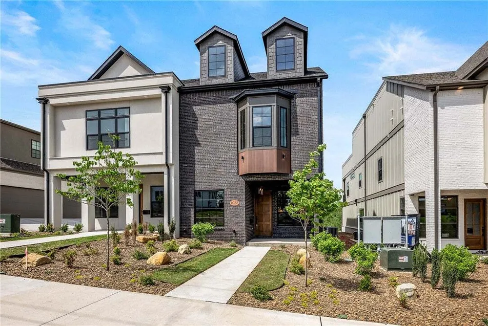 1033 NW A St, Bentonville, AR 72712