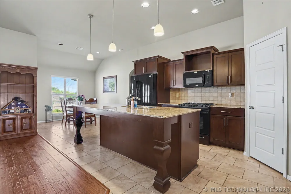 17527 E 43rd St, Tulsa, OK 74134