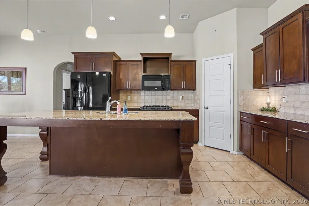 17527 E 43rd St, Tulsa, OK 74134
