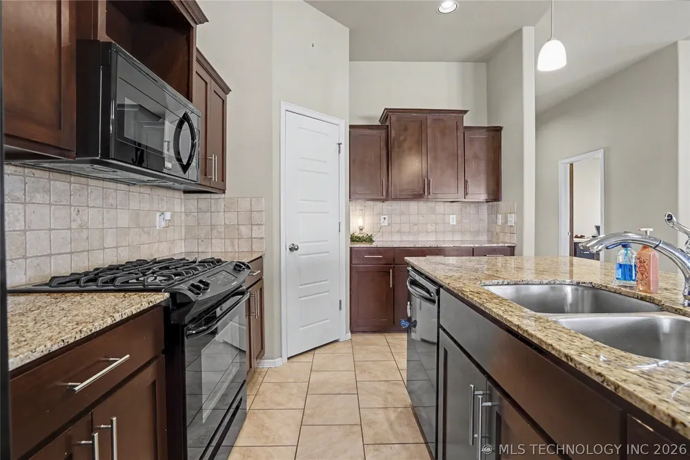 17527 E 43rd St, Tulsa, OK 74134
