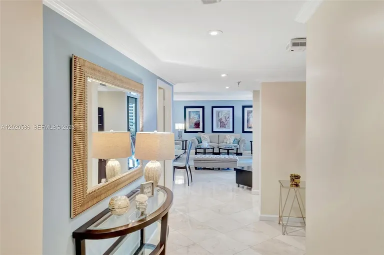 520 Brickell Key Dr, Miami, FL 33131