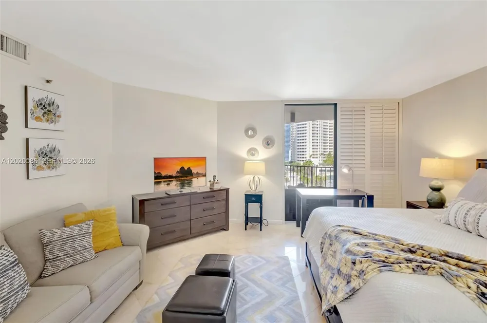 520 Brickell Key Dr, Miami, FL 33131