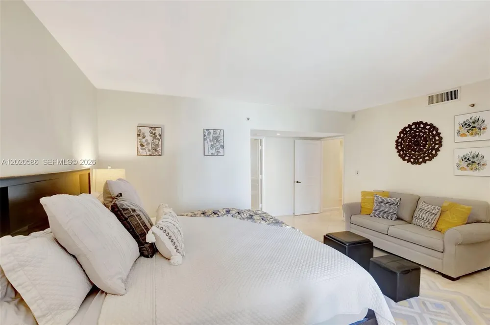 520 Brickell Key Dr, Miami, FL 33131