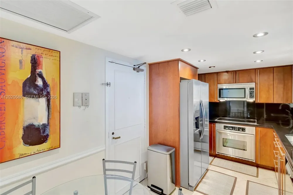 520 Brickell Key Dr, Miami, FL 33131