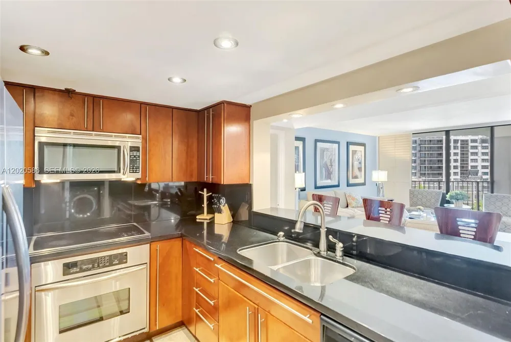520 Brickell Key Dr, Miami, FL 33131