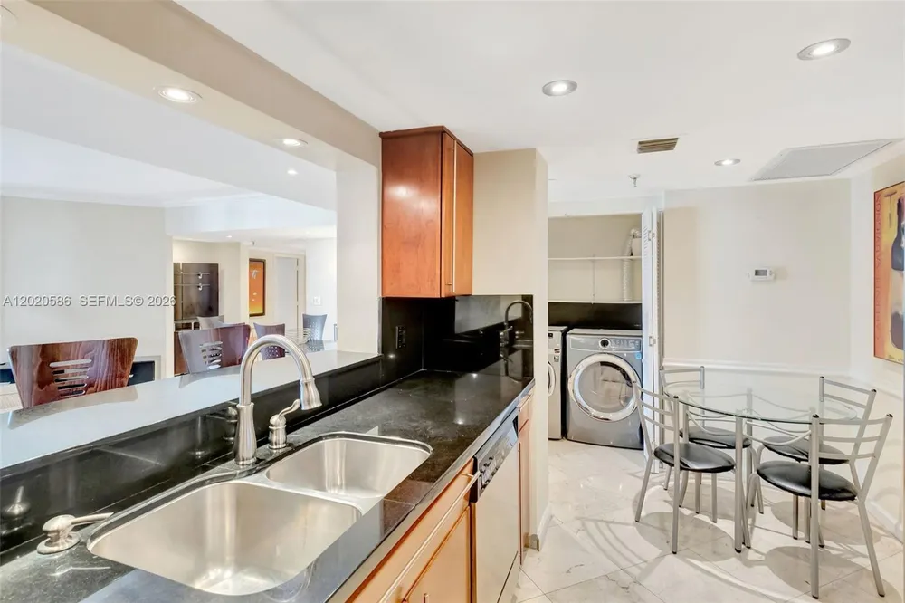 520 Brickell Key Dr, Miami, FL 33131