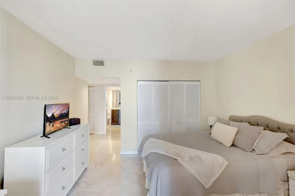 520 Brickell Key Dr, Miami, FL 33131