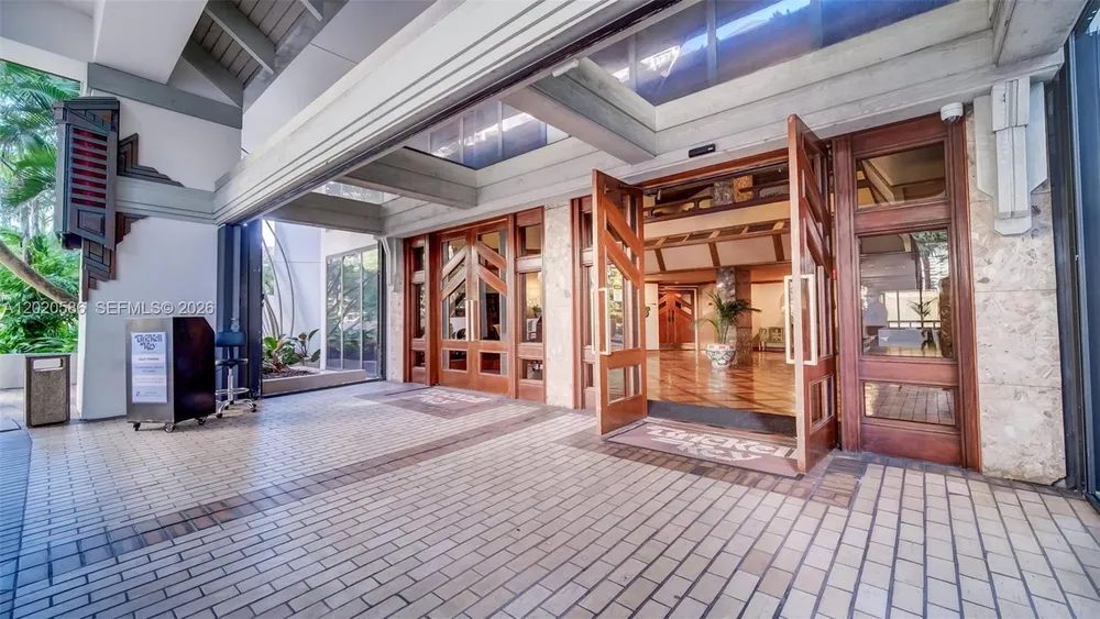 520 Brickell Key Dr, Miami, FL 33131