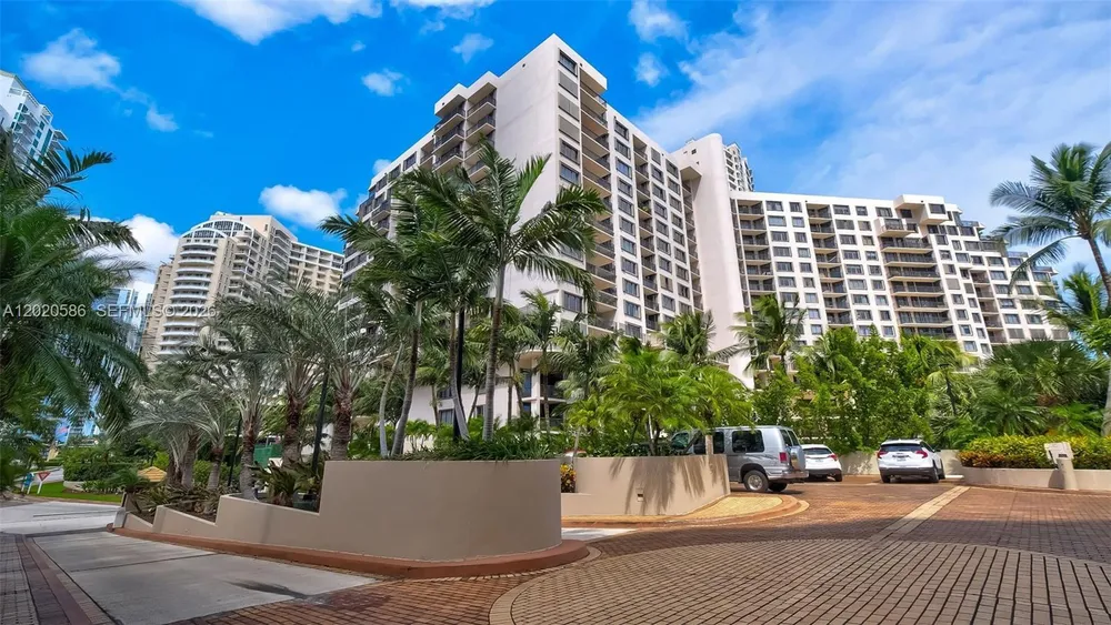 520 Brickell Key Dr, Miami, FL 33131