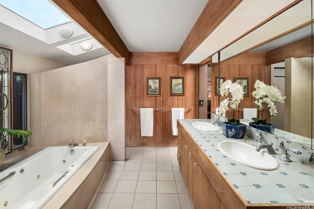 459 Portlock Rd, Honolulu, HI 96825-2025