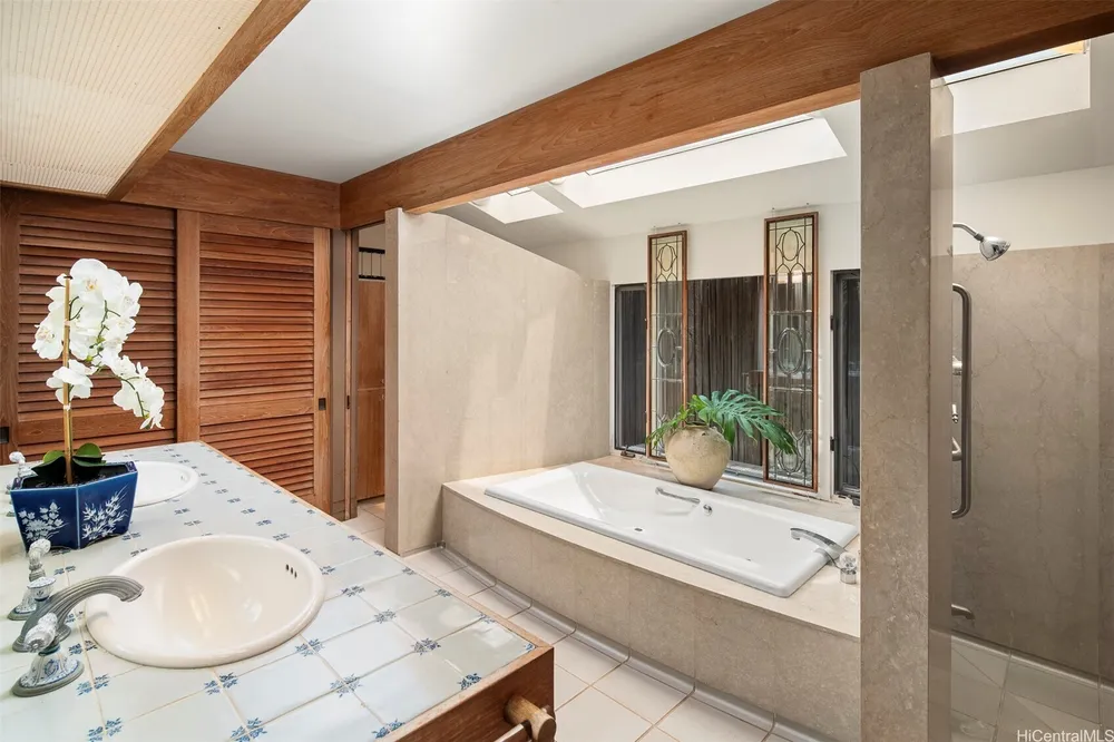459 Portlock Rd, Honolulu, HI 96825-2025